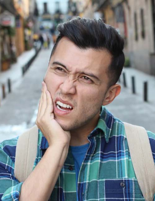 Man with toothache in Temple wonders if he should visit his emergency dentist